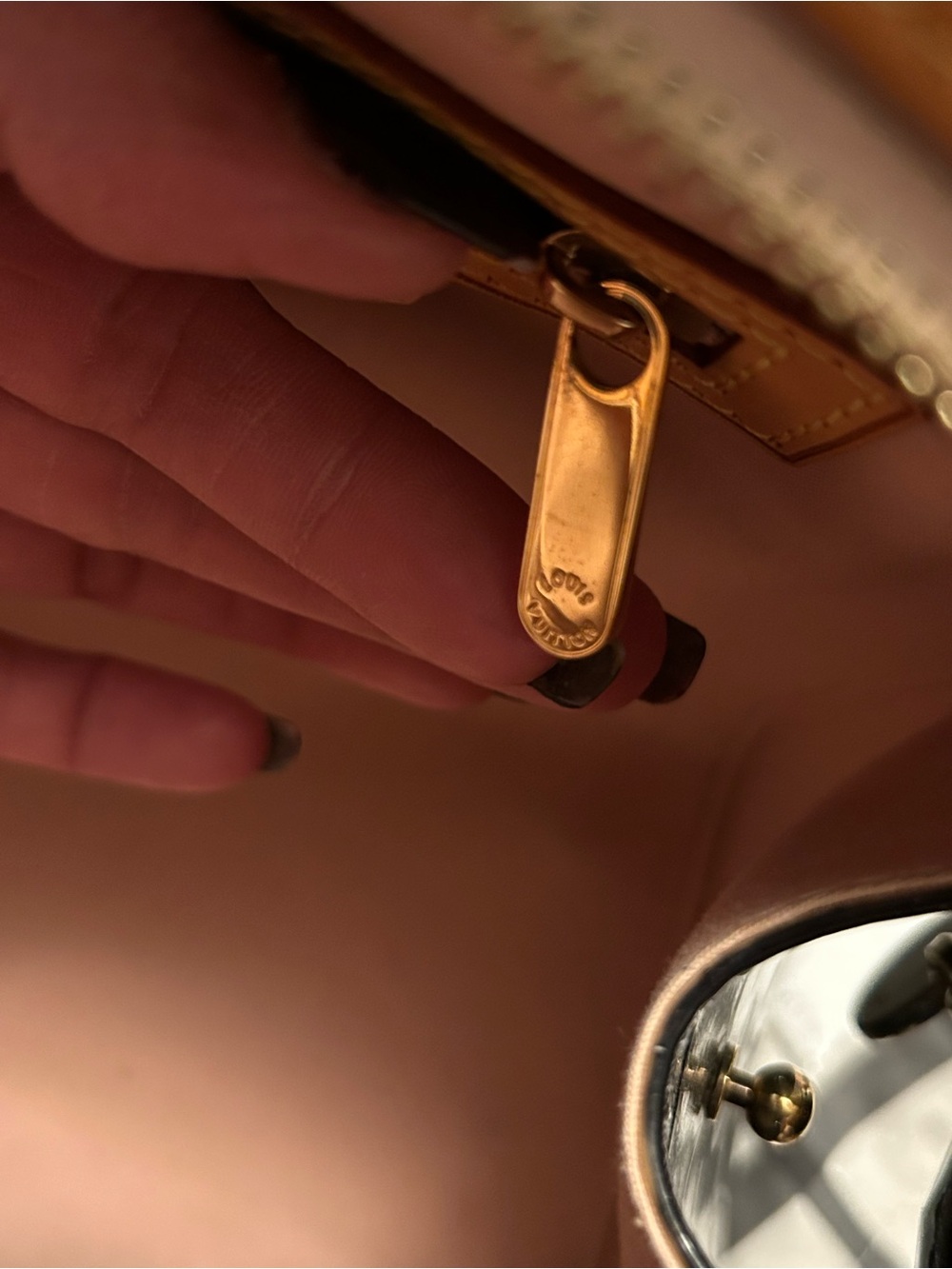 Louis Vuitton Deep Black Brea MM Vernis - Picture 12 of 13